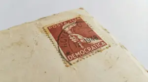 Francobollo italiano del 1948 della serie Democratica su busta ingiallita