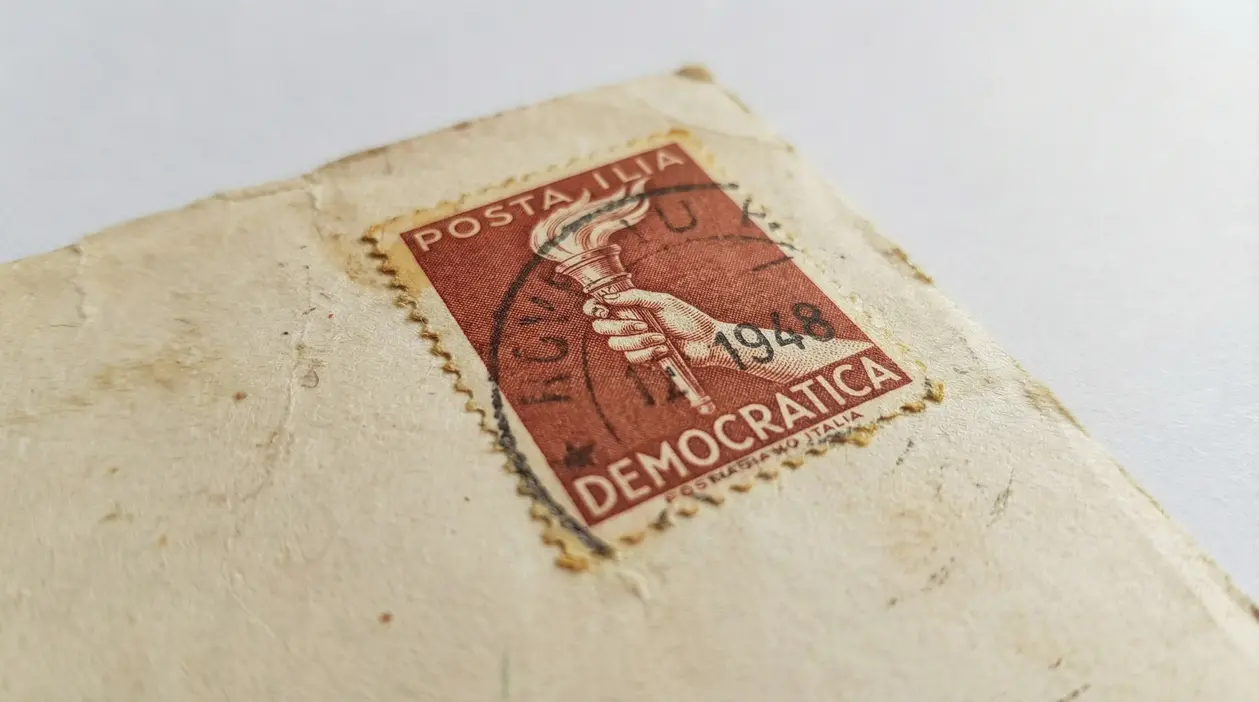 Francobollo italiano del 1948 della serie Democratica su busta ingiallita