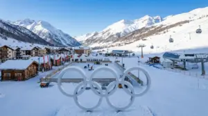 Vista invernale di Livigno con anelli olimpici, pista di ghiaccio e impianti di risalita